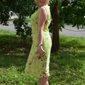 Rochie deosebita de zi verde deschis, cu decorata la decolteu - Img 3