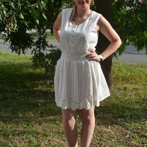 Rochie din bumbac de culoare alba cu broderie, model mini - Img 2