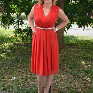 Rochie din voal rosu, de lungime medie cu model de fronseuri - Img 3
