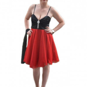 Rochie eleganta, cu bust negru satinat si fusta rosie evazata din tul