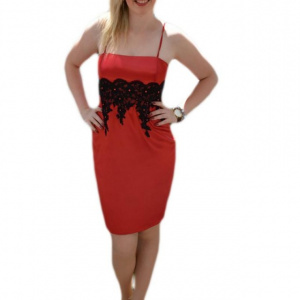 Rochie eleganta din saten, de culoare rosie, cu dantela neagra