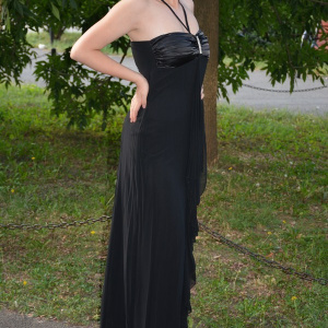 Rochie eleganta lunga, model simplu, cu o mica trena, pe negru - Img 3