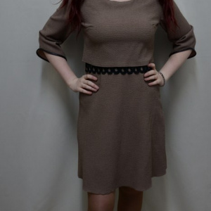Rochie evazata, de culoare maro, dantela aplicata in talie - Img 2