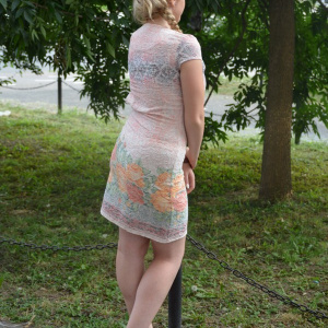 Rochie fashion cu design floral pe fond plamaniu, model scurt - Img 4