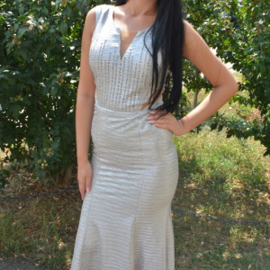 Rochie fashion de culoare argintie, model lung cu decupaje - Img 4
