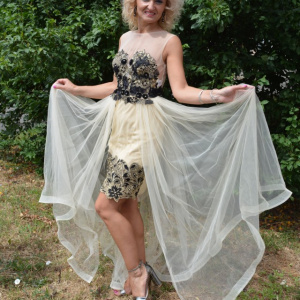 Rochie fashion de ocazie, crem cu aplicatii de broderie neagra - Img 7