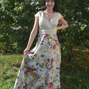 Rochie fashion de ocazie, model lung in nuanta aurie cu flori - Img 3