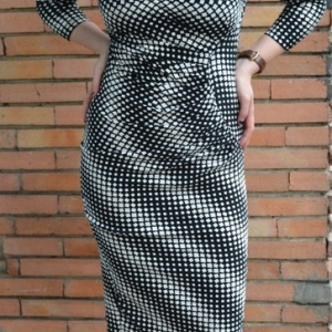 Rochie feminina negru-alb cu croi cambrat si fronseuri in fata - Img 6