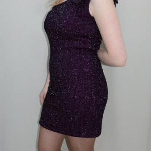 Rochie in nuanta de mov, fundita fashion aplicata lateral - Img 4