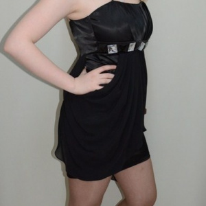 Rochie in nuanta de negru, decolteu clasic, strasuri chic - Img 3
