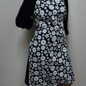 Rochie la moda, nuanta de negru-alb, imprimeu cu flori trendy - Img 5