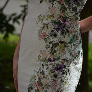 Rochie midi alba cu imprimeu floral multicolor si design in tesatura - Img 6