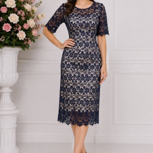 Rochie midi din dantela bleumarin asezata pe captuseala crem