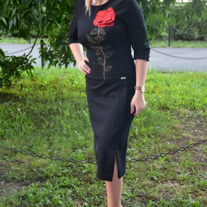 Rochie neagra cu design de motiv floral rosu iesit usor in relief - Img 3