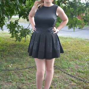 Rochie neagra in tendinte cu pliuri mari si design de paiete - Img 3