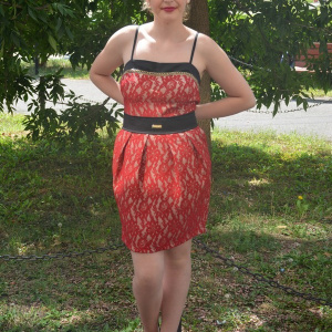 Rochie rafinata de seara, din dantela rosie pe fond bej, model scurt - Img 2