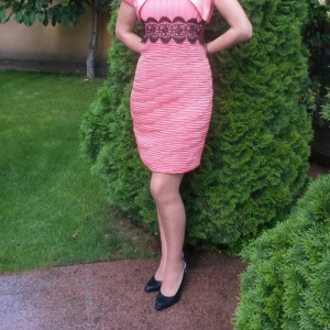 Rochie rafinata de seara, nuanta corai, cu inserti de dantela neagra - Img 2