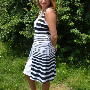Rochie rafinata de vara cu design de dungi negre pe fond alb - Img 3