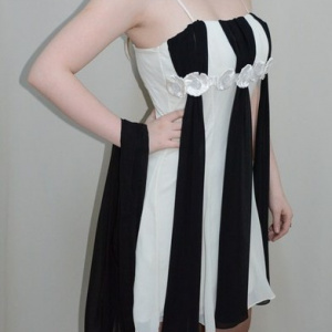 Rochie scurta de ocazie, voal alb cu insertii de material negru - Img 2