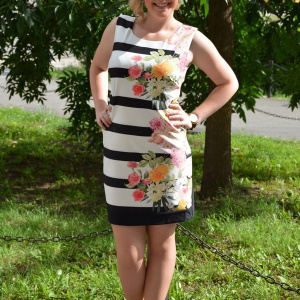 Rochie scurta fara maneci, nuanta negru-alb, design floral colorat - Img 2