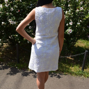 Rochie trendy cu croi lejer, design floral, realist, pe fond alb - Img 6
