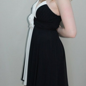 Rochie trendy, nuanta de negru-alb, decolteu in V - Img 3