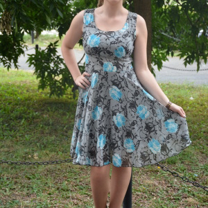 Rochie vaporoasa, cu imprimeu de flori albastre pe fond gri - Img 2