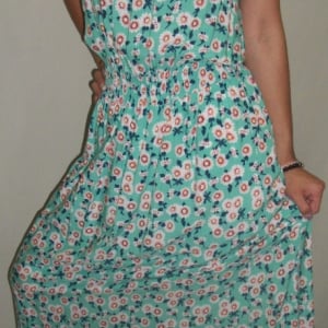 Rochie vaporoasa fara bretele, design de flori mici pe fond turcoaz - Img 2