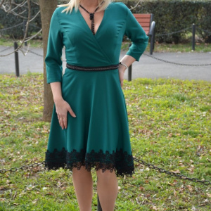 Rochie verde de ocazie cu insertie de dantela neagra, decolteu V - Img 3