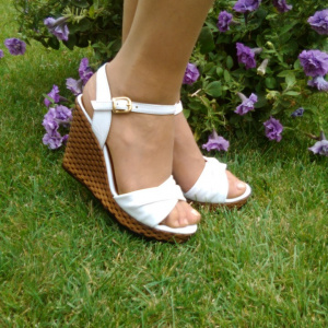 Sanda casual, de culoare alba, cu design fronsat in fata - Img 3