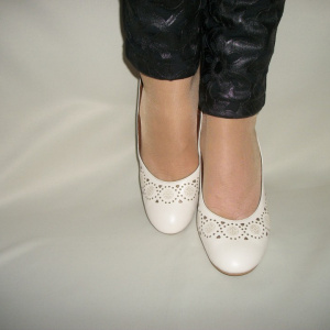 Sanda cu toc gros de 10 cm, de culoare bej, model inchis in fata - Img 2