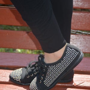 Tenis tineresc cu decor de strasuri mici si capse, pe fond negru - Img 4