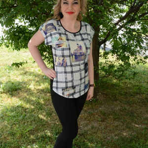 Tricou fashion cu imprimeu de carouri si foto pe fond negru-alb - Img 2