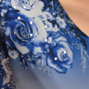Bluza albastra cu imprimeu de flori si strasuri, model pentru ocazii - Img 8