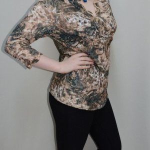 Bluza chic, maro, imprimeu floral deosebit, decolteu in V - Img 3