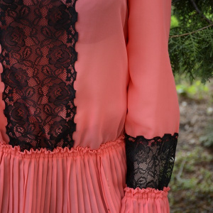 Bluza cu maneca lunga, nuanta de corai, cu design de dantela aplicata - Img 3