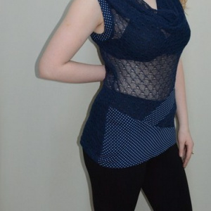 Bluza in nuanta de bleumarin-alb, fara maneci, guler chic - Img 2