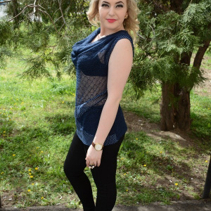 Bluza in nuanta de bleumarin-alb, fara maneci, guler chic - Img 7