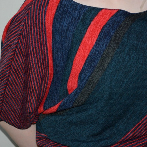 Bluza in nuanta de bleumarin-rosu, design deosebit - Img 5