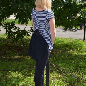 Bluza moderna, insertie de voal bleumarin in spate si dungi albe - Img 3