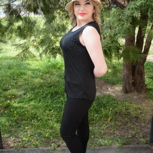 Bluza neagra cu model de buline argintii, iesite usor in relief - Img 3