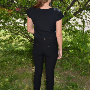 Bluza neagra cu talie scurta si design de flori colorate - Img 4