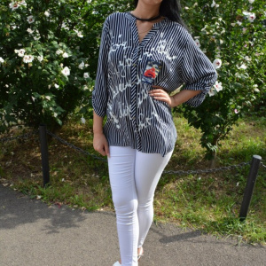 Bluza oversize cu nasturi in fata si dungi fine, alb-bleumarin - Img 4