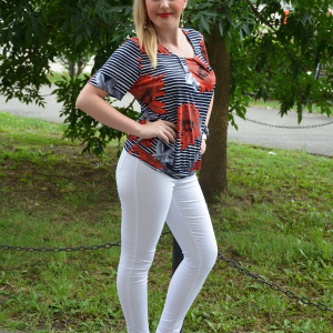 Bluza tinereasca cu imprimeu de dungi bleumarin si flori rosii - Img 3