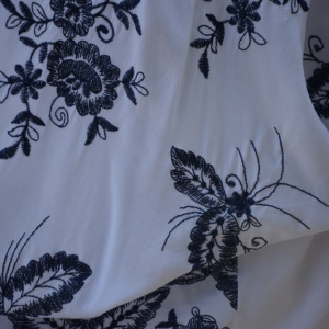 Bluza tip cartigan Eve model brodat cu flori albastre si insertii de dantela,nuanta de alb - Img 6