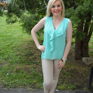 Bluza turcoaz, cu design de rever in fata si dantela in spate - Img 2