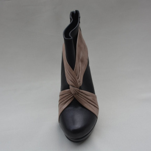 Botina scurta cu toc inalt, de culoare neagra cu model crem - Img 5