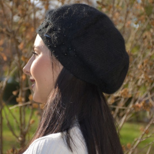 Caciula calduroasa Naty,accesorizata cu flori in lateral,neagra - Img 3