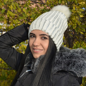 Caciula fashion de culoare alba cu design argintiu aplicat - Img 2