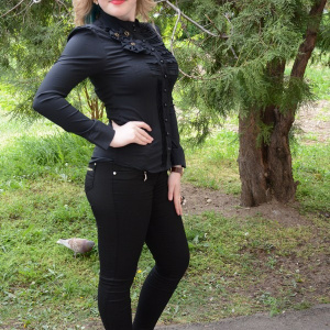 Camasa cambrata pe talie, nuanta neagra, design de fronseuri - Img 3